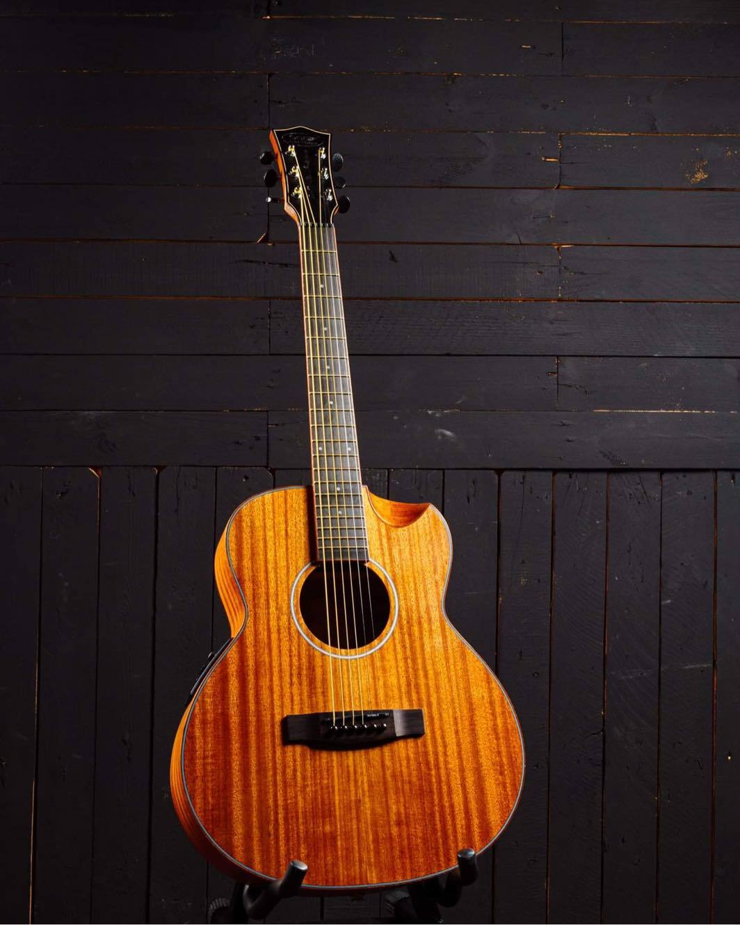 2022 Featured 36&quot; Travel Spruce Log SQOE Bakelite Guitar